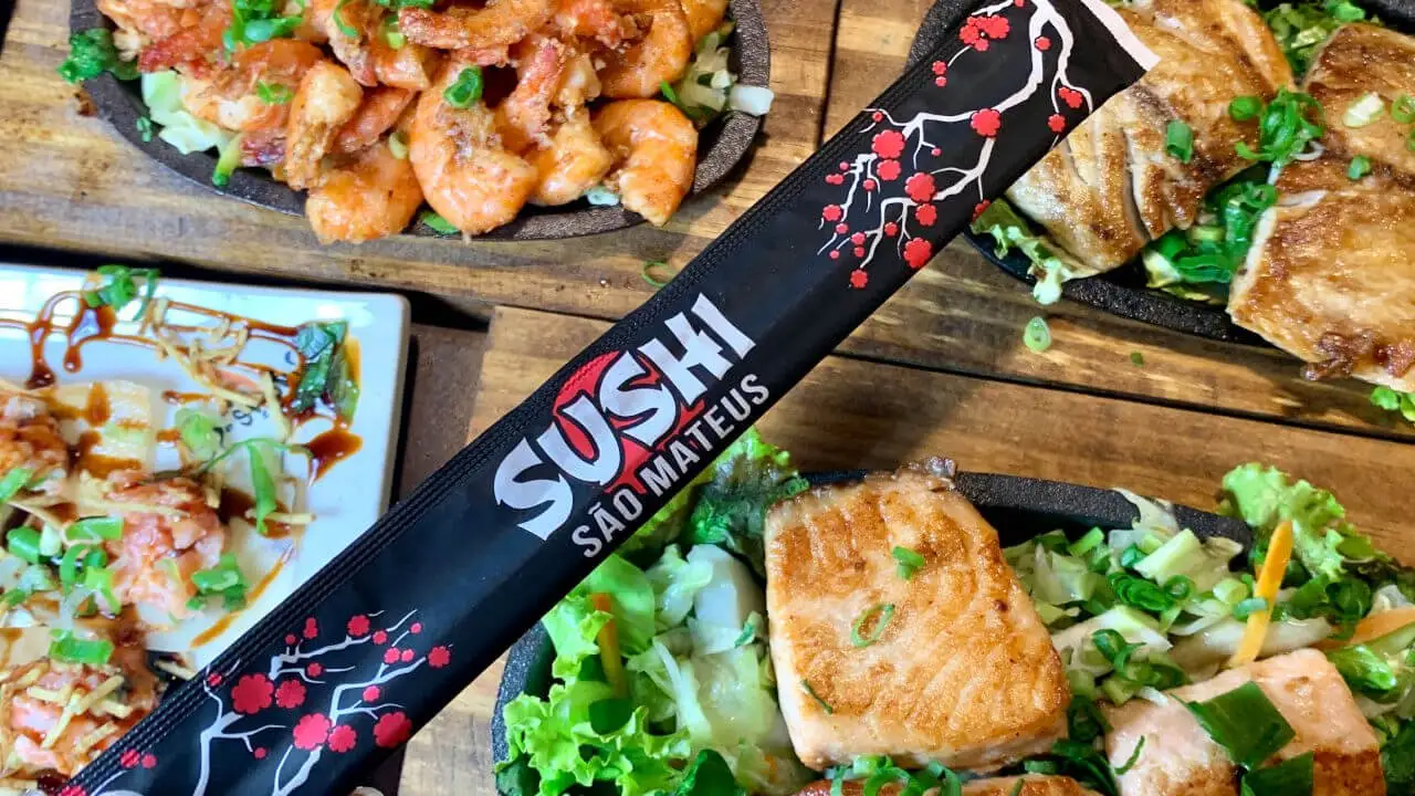 Teppan de salmão, camarões e saladas com o hashi personalizado do Sushi São Mateus
